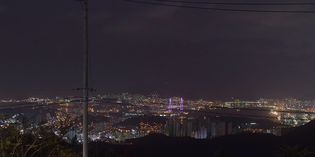 사진은 황령산을 걸어 올라가다 찍은 야경이다. 황령산을 등산하면 중간에 쉼터들이 있는데 그곳은 좋은 야경 포인트이다. 쉼터마다 조금씩 야경이 달라 보는 재미가 쏠쏠하다. 쉼터에서 땀만 식히지 말고 멋진 야경을 사진으로 담아가라.