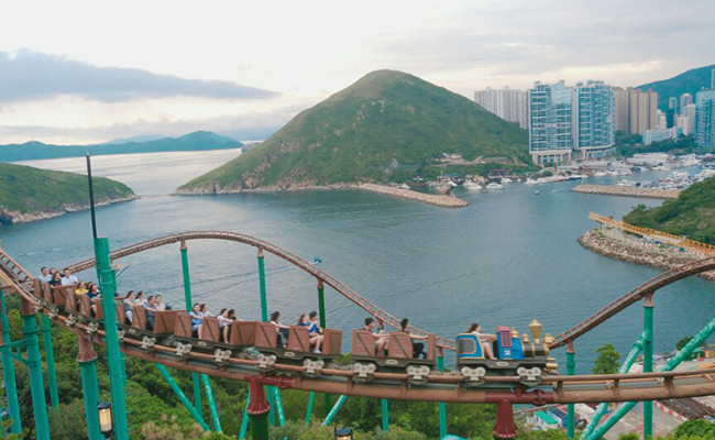 홍콩 오션파크의 워터프론트 조성을 잘 볼 수 있는 사진 2