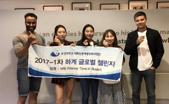 Samuel Zyad(좌측 첫 번째)는 사우스햄튼 대학 졸업 후 해양연구기관인 NOC에서 인턴으로 근무하고 있다고 했다.