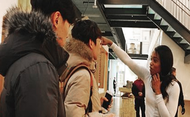 Media Evolution City 구조에 대해 설명해주시는 관계자 