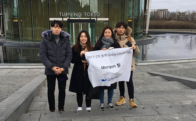 터닝토르소 앞에서