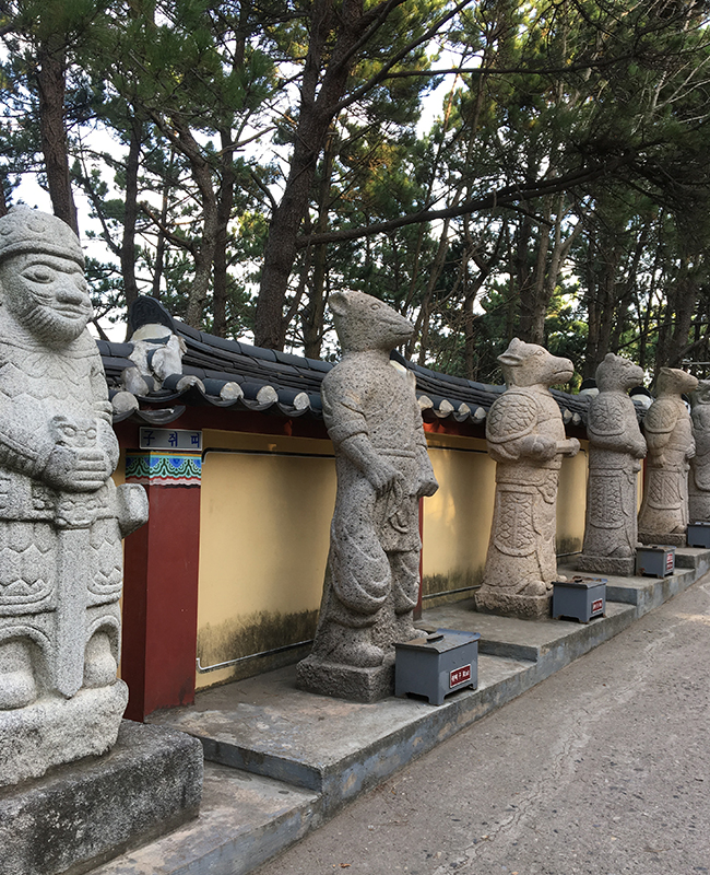 절 입구의 십이지상의 모습, 십이지상을 만지면 행운이 온다는 소문이 있다.