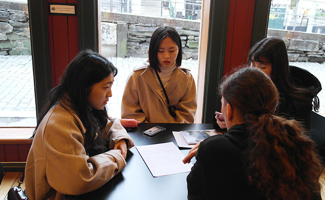 한자박물관 담당자와 인터뷰하는 모습