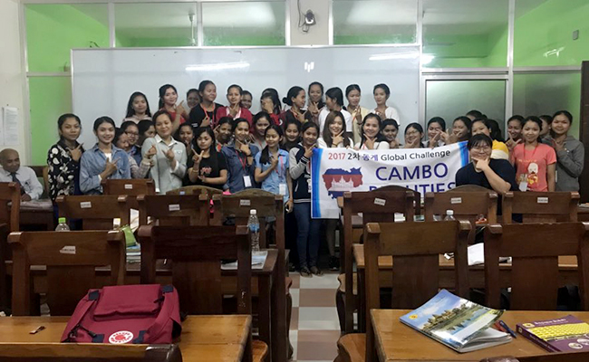 Vanda Institute Siem Reap Branch에서 설문조사에 응해준 학생들과 찍은 사진