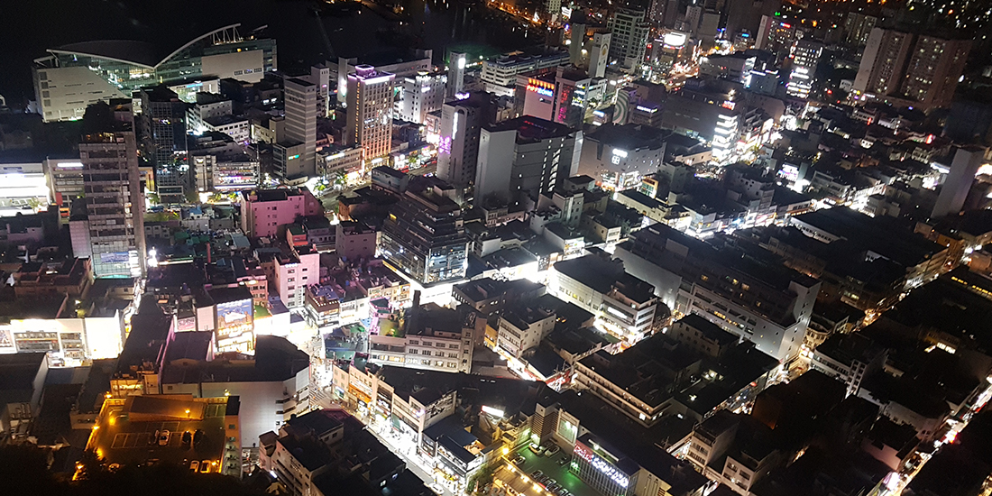 부산타워 전망대에서 내려보는 남포동 일대의 야경이다. 건물들이 일정한 간격을 유지해 마치 바둑판처럼 보이기도 한다. 남포동 일대의 삶을 바라보는 느낌은 장관이라고 할 수 있다.