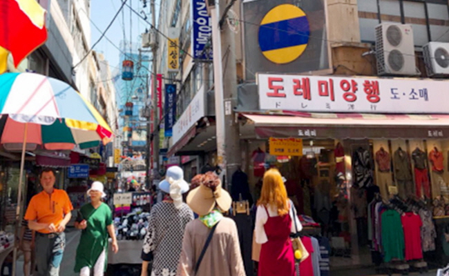 어지러운 간판과 노점들의 배치로 혼잡한 국제시장