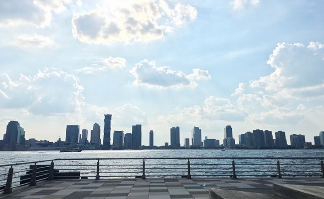미국, 뉴욕, pier 25, pier 25에서 바라본 바다위의 빌딩숲_1
