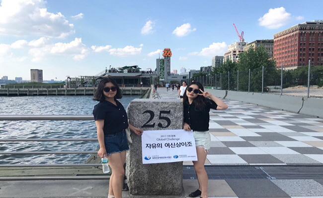 미국, 뉴욕, pier 25, 현수막 들고 사진
