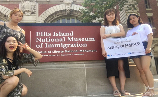 미국, 뉴욕, 앨리스 섬 이민자 박물관, 현수막 들고 단체사진