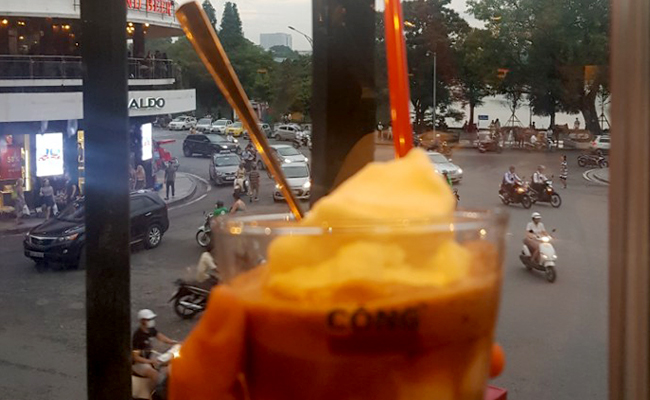 콩카페에서 가장 인기가 많은 메뉴인 코코넛 커피