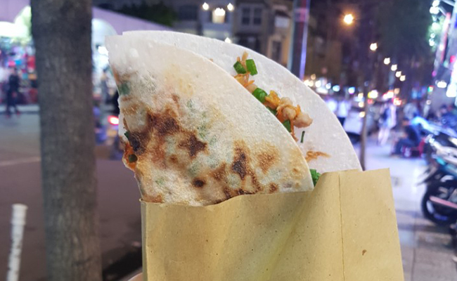 베트남식 피자라는 길거리 음식이다. 자극적인 매운맛이 매우 강하다.