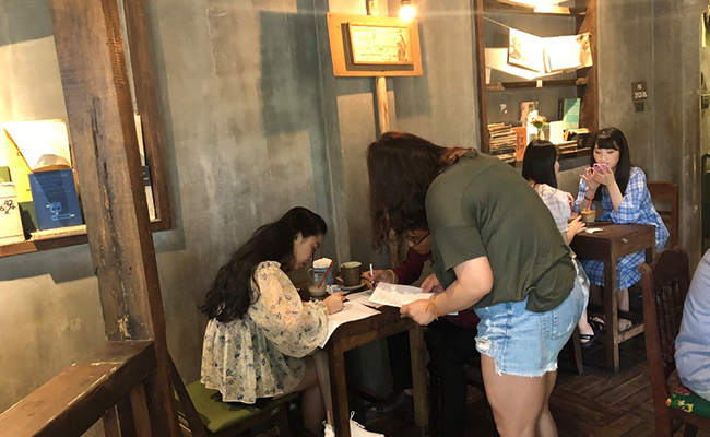 직장동료끼리 온 사람들에게 설문조사 진행