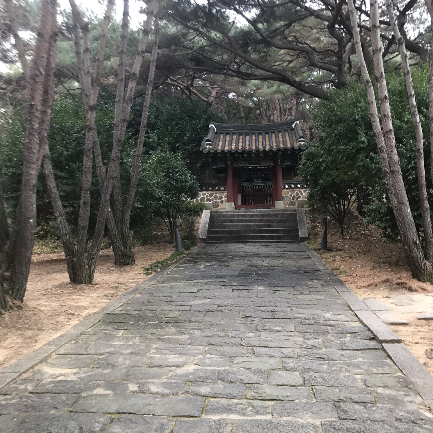 이충무공유허비각의 모습