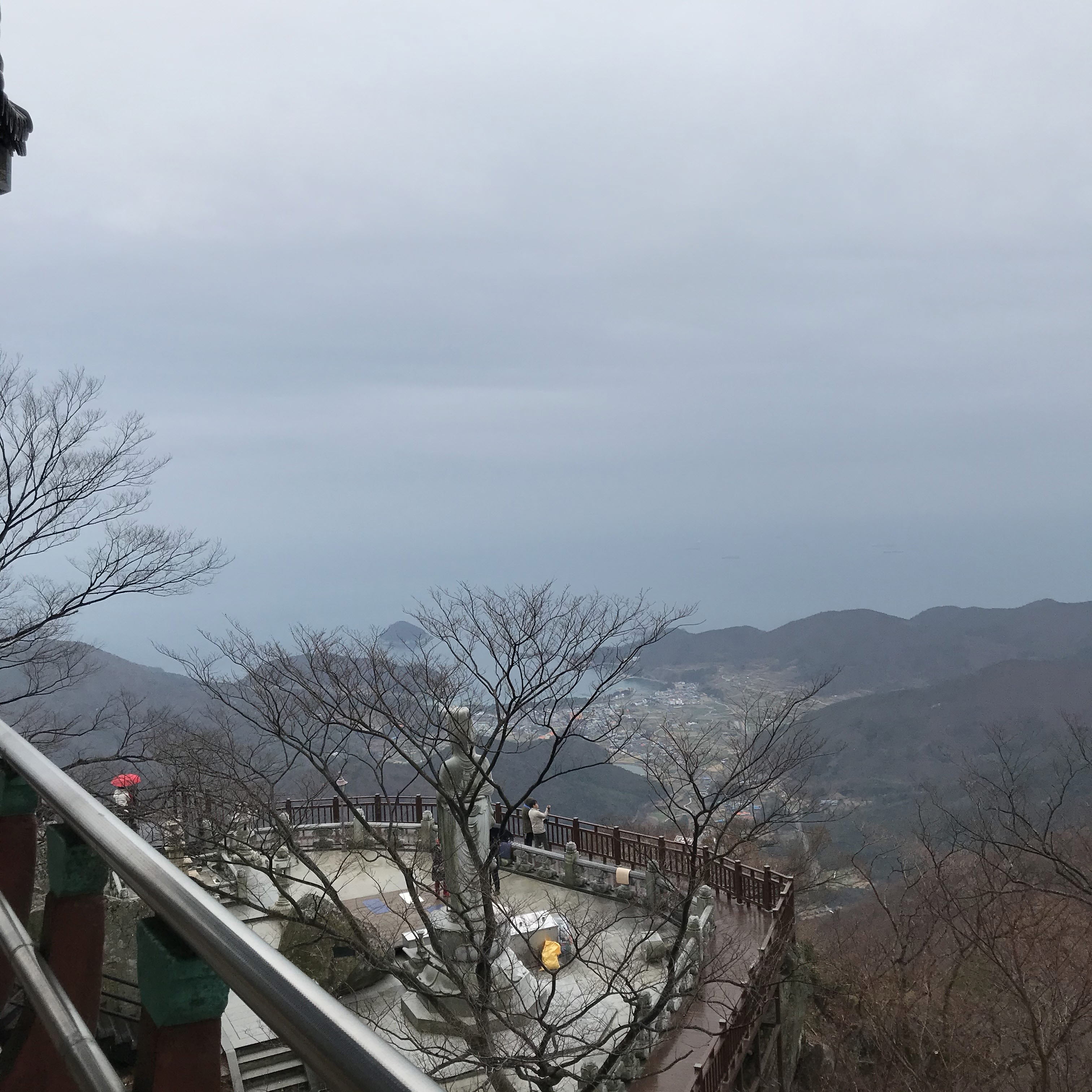 바다를 내려다보는 해수관음보살