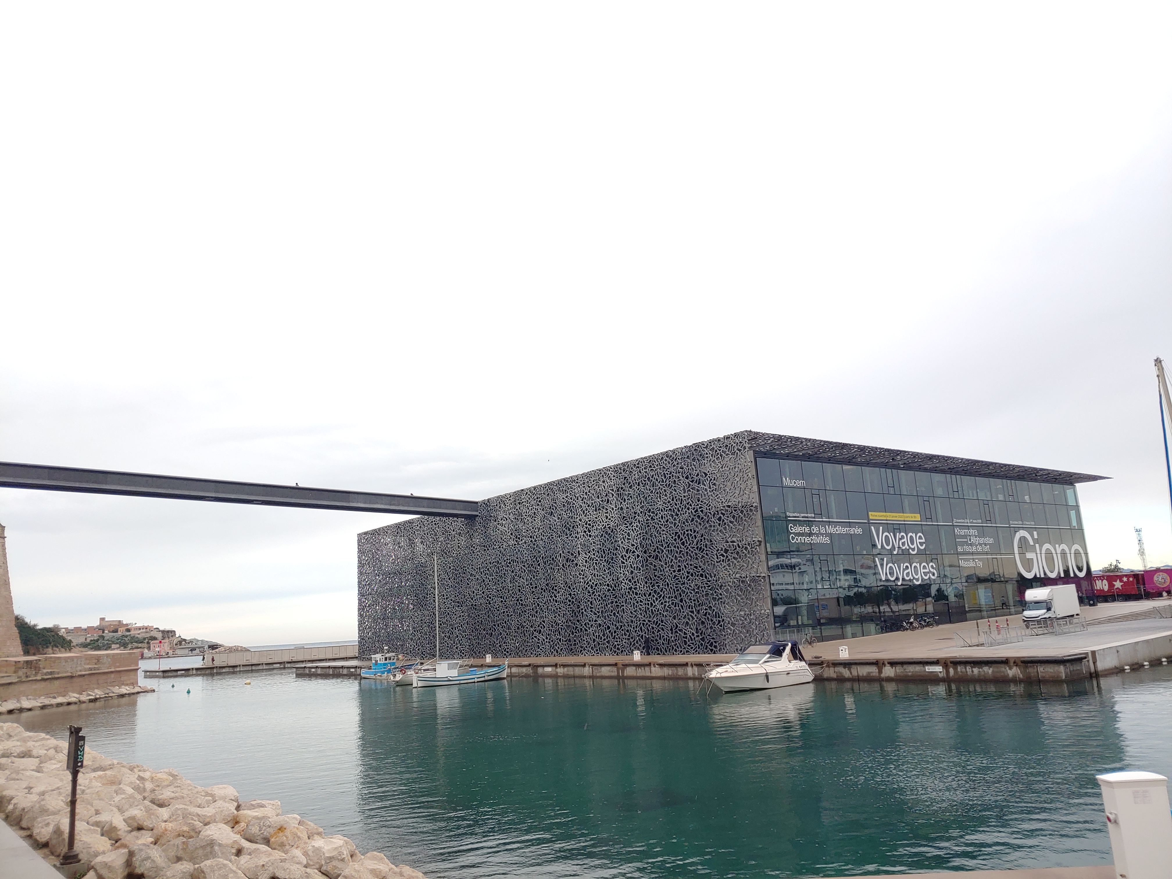 생장요새와 다리로 이어져있는 MuCEM