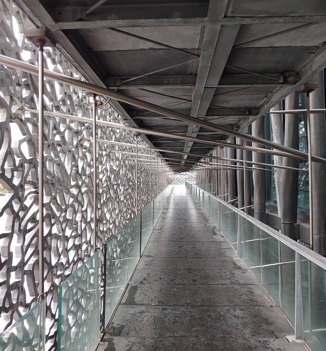 MuCEM 내부, 왼편에 그물모양이 보인다.