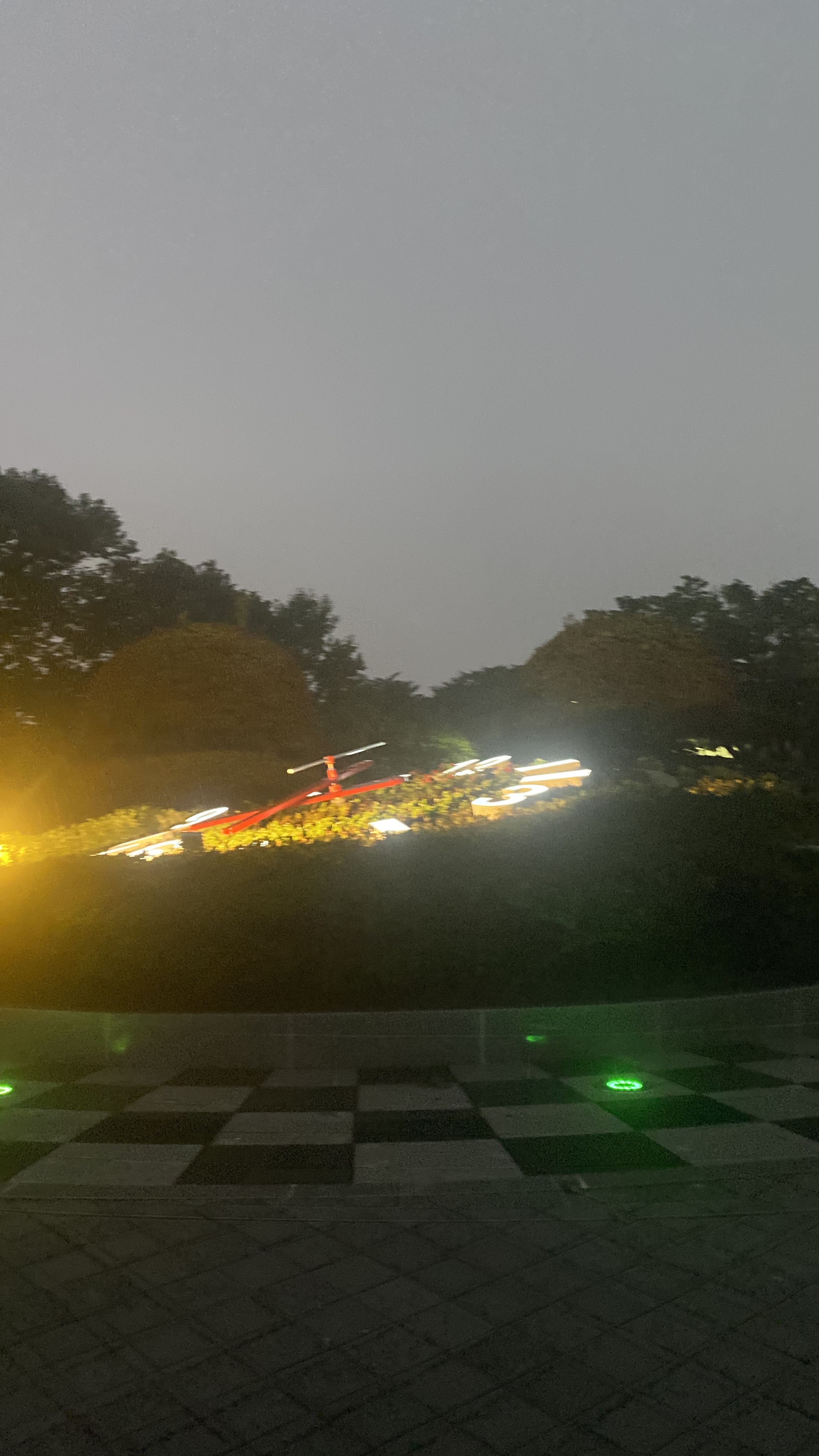 용두산 공원의 꽃시계 광장 2