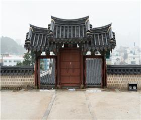 세병관에서 바라본 세병관 입구 (2020년 1월 촬영)