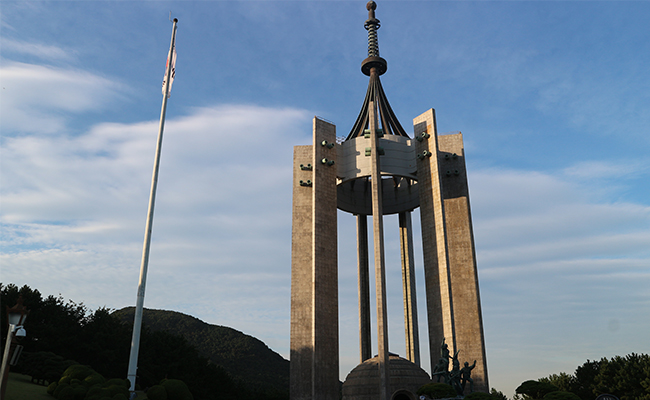 드디어 충혼탑에 올랐다. 태극기가 바람에 평화롭게 날리고 있었다. 비록 휴전상태이지만 이들이 있었기에 우리는 평화를 찾을 수 있었다.