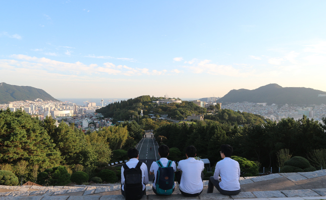 민주공원에서 만난 남학생들