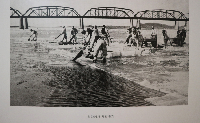 1층에 전시중인 1900년대 사진. 이 시절에 철교가 있었다는 것에 놀랬다.