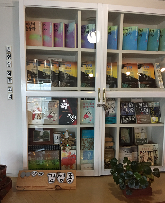 추리문학관을 건설한 김성종 작가의 코너가 따로 마련되어있다. 추리소설가 책을 분류할 때 작가별로 코너를 따로 만들어 한눈에 보기 쉽게 전시를 해놓는 것도 좋을 거 같다는 생각이 들었다. 도서관 성격의 추리문학관과 추리라는 분야의 문학관과 맞는 분류 방법이라고 생각한다. 추리라는 분야를 앞세워 다양하게 전시할 방법이 많을 거라고 생각하는데 이점이 아쉽다.