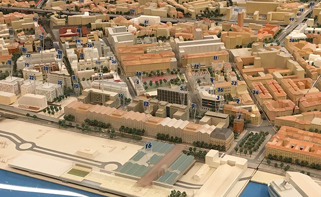 EuroMediterranee Information Center에 있는 Marseille 도시 모형. 가운데 길게 늘어서 있는 건물이 ‘Dock’이다.