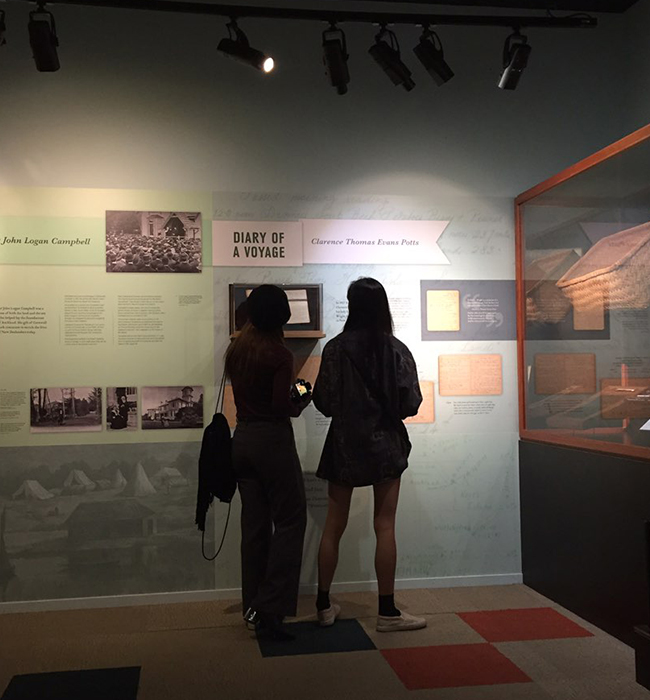 Maritime Museum에서 요트와 Auckland간의 상관관계를 조사 중인 팀원들