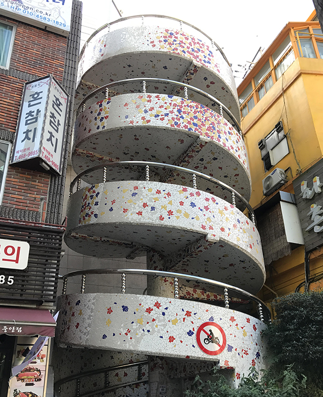 40계단 문화관으로 이어지는 소라계단