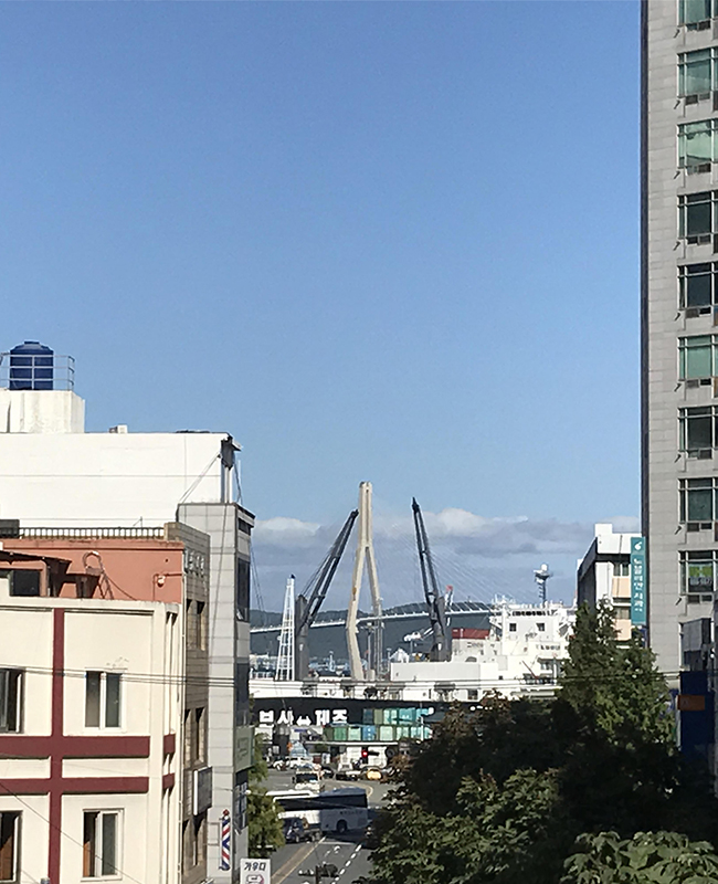 저 멀리 부산-제주 페리가 보임